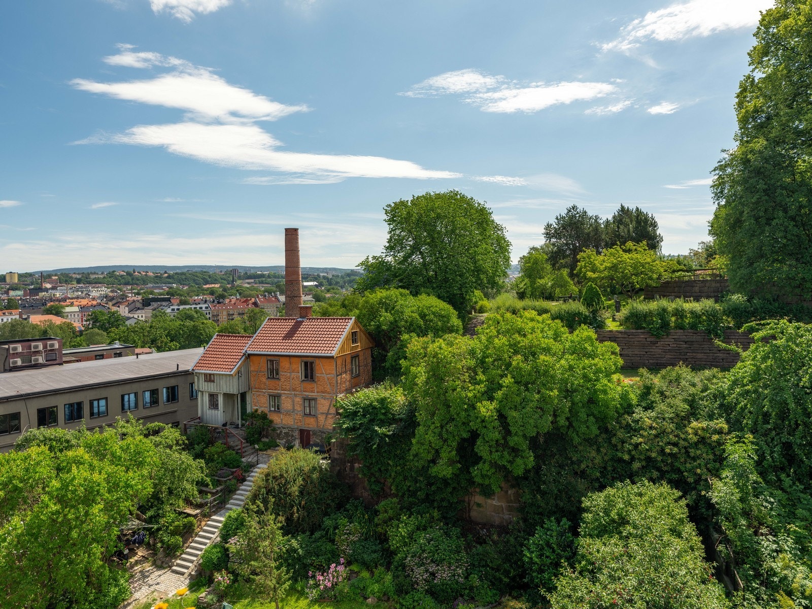 Fra balkongen er det flott utsikt over nærområdet og byen. Galleribilde