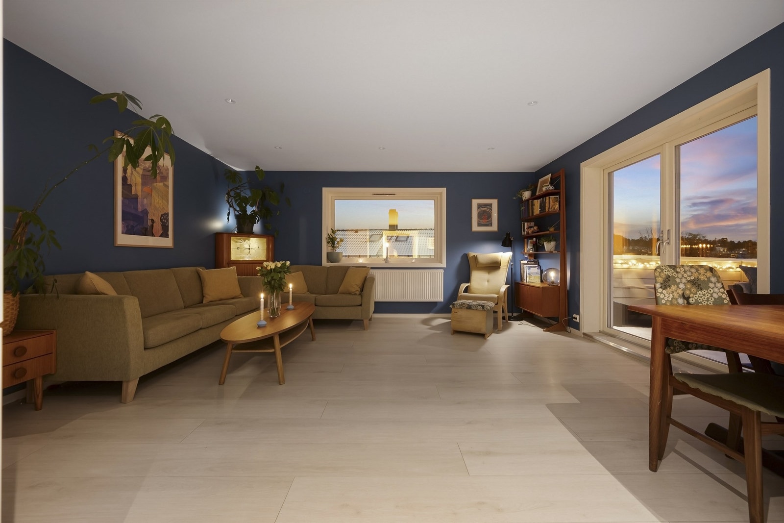 Tiltalende og moderne hjørnestue med en lys og luftig romfølelse. Foto: Martine Eren Studio Galleribilde