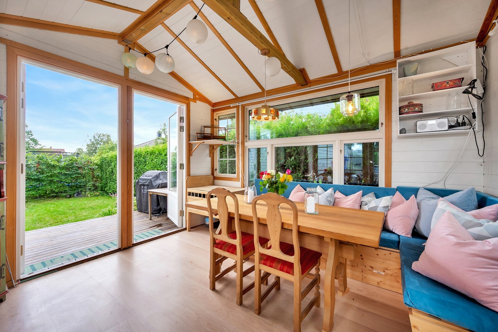 En innholdsrik og sjarmerende halvpart av tomannsbolig som strekker seg over to etasjer, samt disponerer en privat hagedel med anneks. Foto: Martine Eren Studio Galleribilde