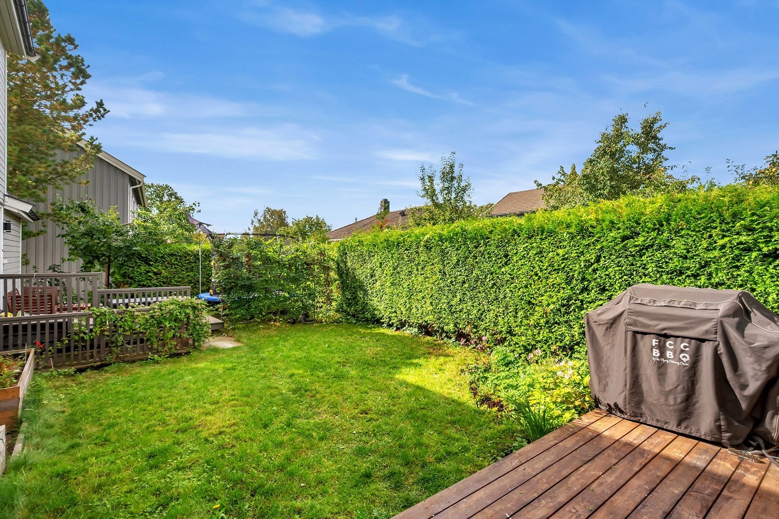 Selger opplyser om gode solforhold i hagen fra rundt kl. 14-21. Galleribilde