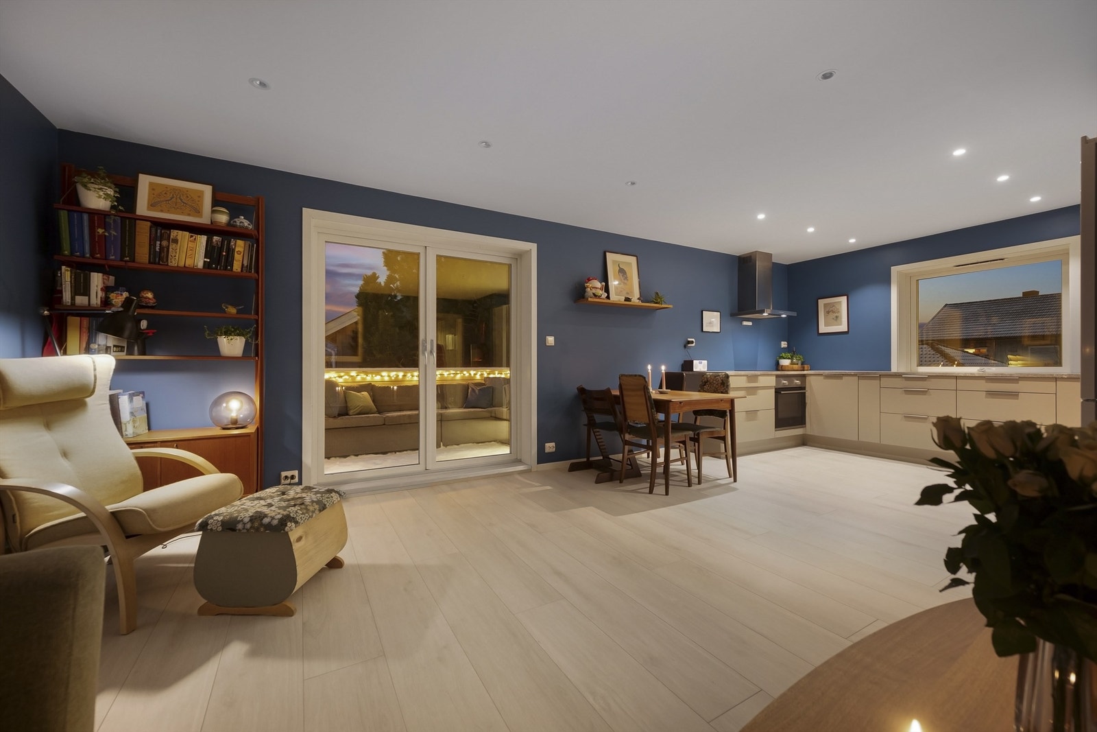 Her er det god plass til sofa med tilhørende salongbord og tv-seksjon. Galleribilde