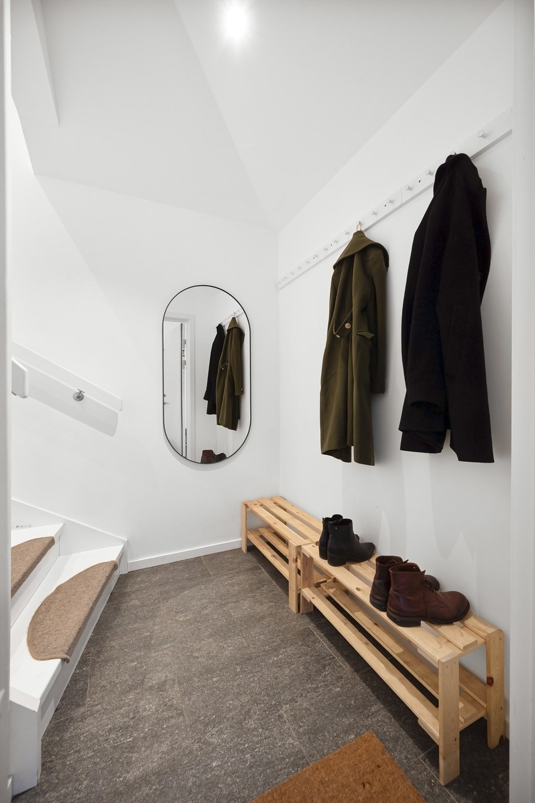 Entréen er romslig med god plass til å henge fra seg yttertøyet og sette fra seg sko. Det er også behagelige og praktiske varmekabler i gulvet. Galleribilde