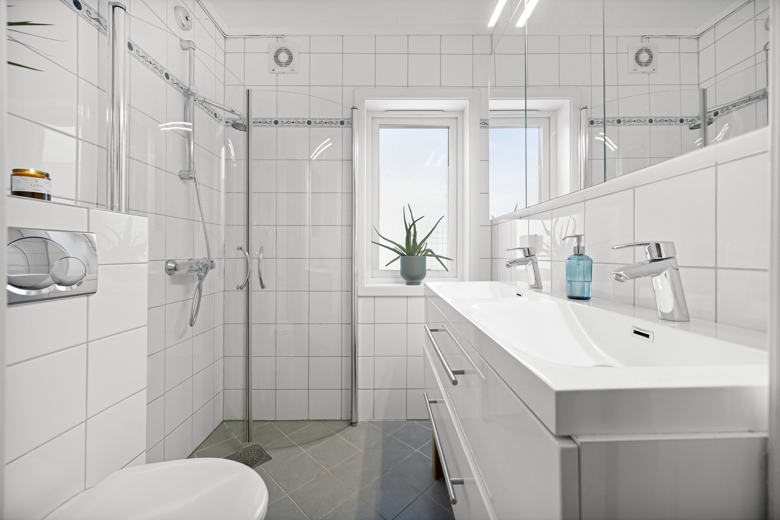 Badet er fra 2011, og er flislagt på gulv og vegger med varme i gulvet. Galleribilde