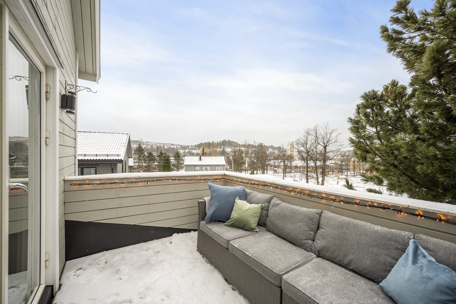 Balkongen er sydvestvendt og er på hele 8 kvm. Galleribilde