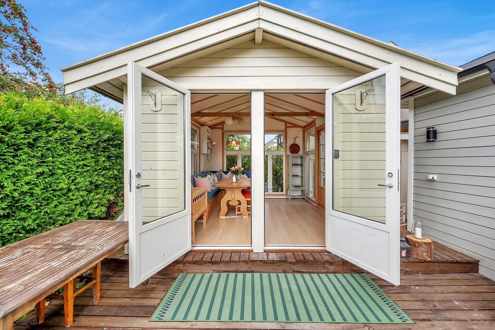 Det er satt opp et anneks i hagen. Det er ikke sendt inn byggemelding til Oslo Kommune. Se punkt om ferdigattest for ytterligere info. Galleribilde