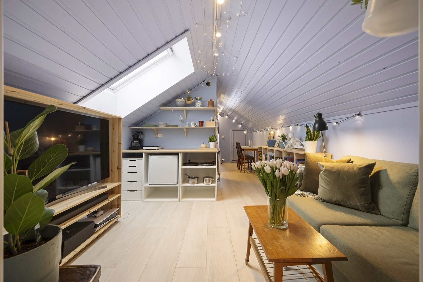 På loftet er det satt inn et enkelt hybelkjøkken, med opplegg for stekeovn og vann. Loftet har tidligere vært utleid for rundt kr. 10.000,- i mnd. Galleribilde