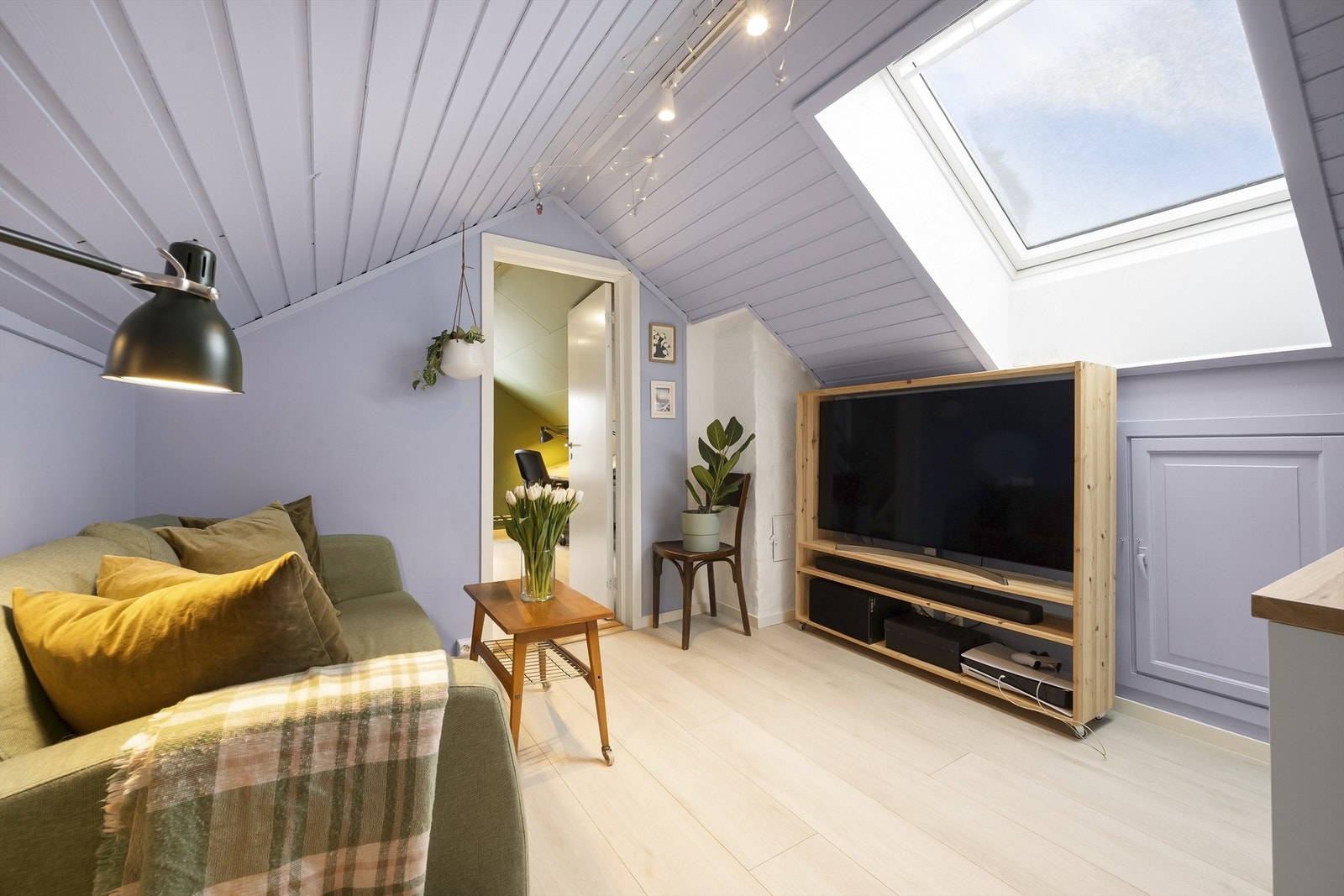 Her er det innredet med en hyggelig sofa, spisebord og diverse oppbevaringsmøblement. Galleribilde