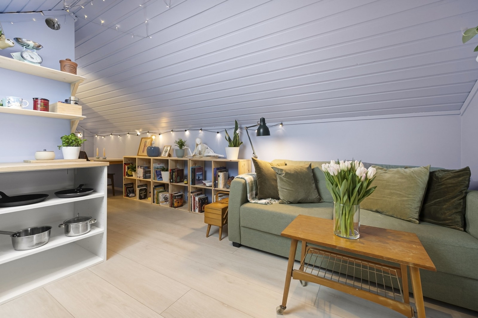 Ytterligere oppbevaringsplass i kneloft på begge sider av loftet. Galleribilde