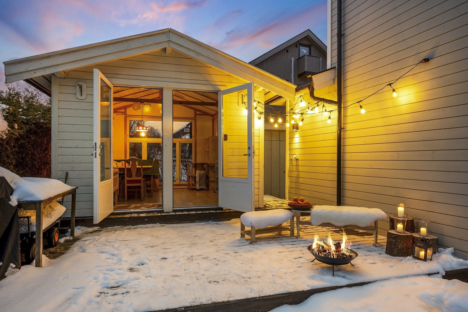 Annekset kan fint brukes uansett årstid. Her er det god plass til å sette opp en hyggelig bålpanne. Galleribilde