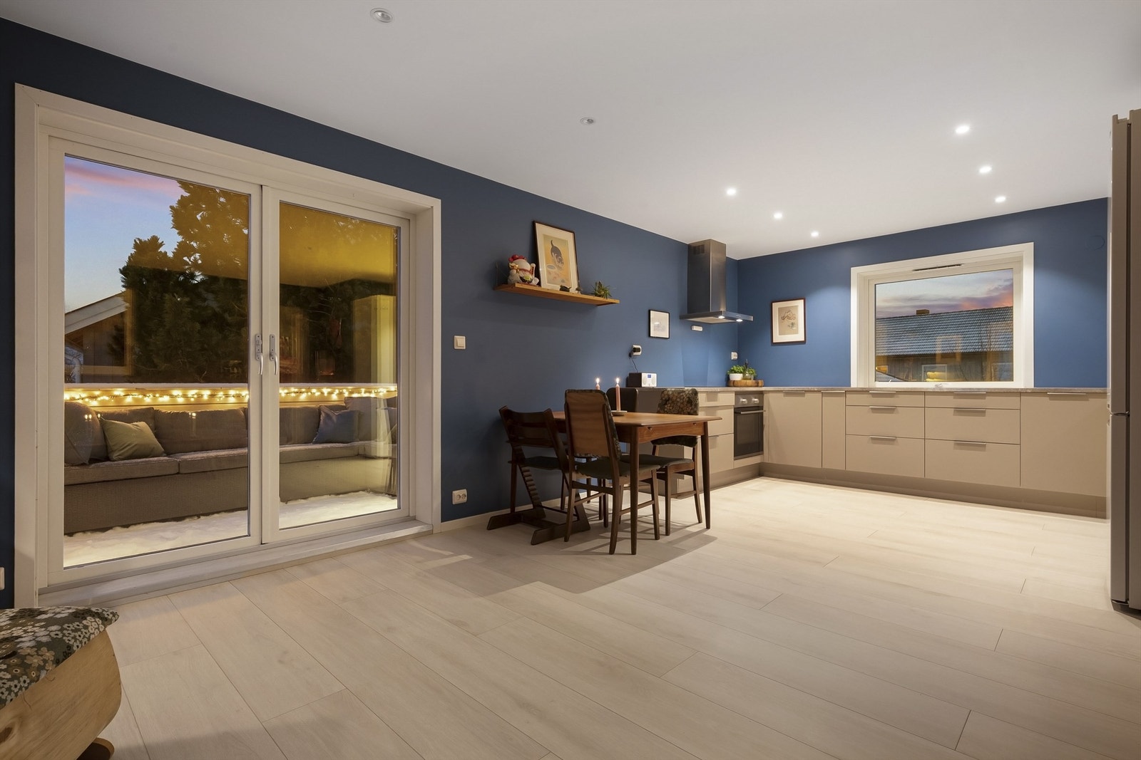 Kjøkkenet er holdt i en åpen og sosial løsning mot stuen. Galleribilde