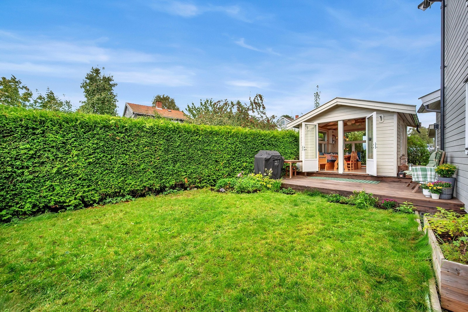 Seksjonen har også bruksrett til egen privat hagedel på oversiden av huset. Galleribilde