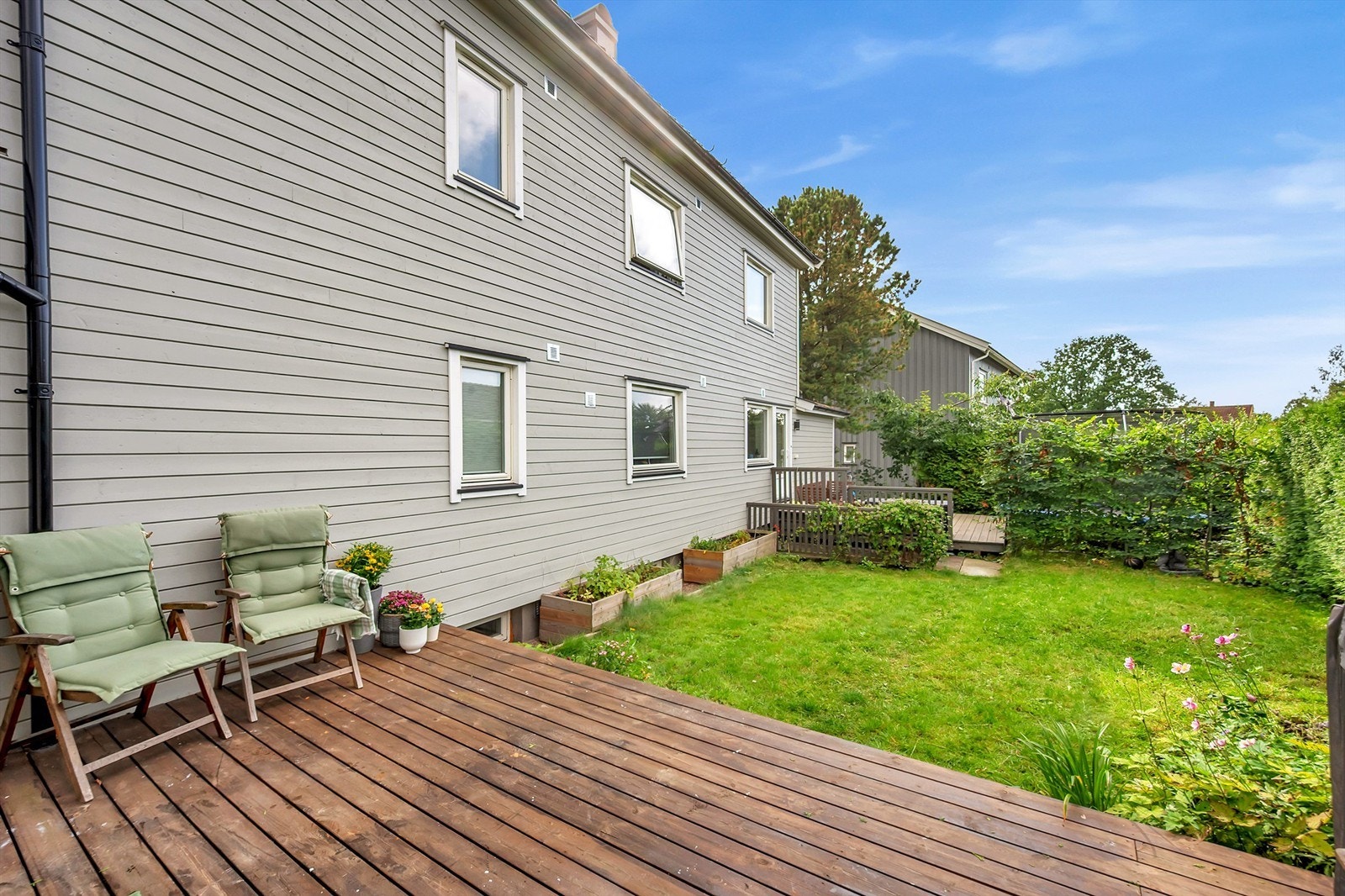 Hagen er en perfekt plass til å sette opp trampoline, eller en sandkasse for de minste. Galleribilde