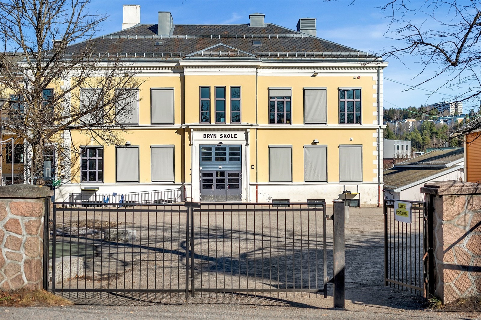 Kort vei til Bryn skole. Det er flere barnehager i området som Læringsverkstedet Bryn estetiske barnehage, Teisen vest barnehage og Teisentoppen barnehage.
Bryn skole skal fornyes, arbeidet er satt i gang. Se punkt under regulering for ytterligere info. Galleribilde