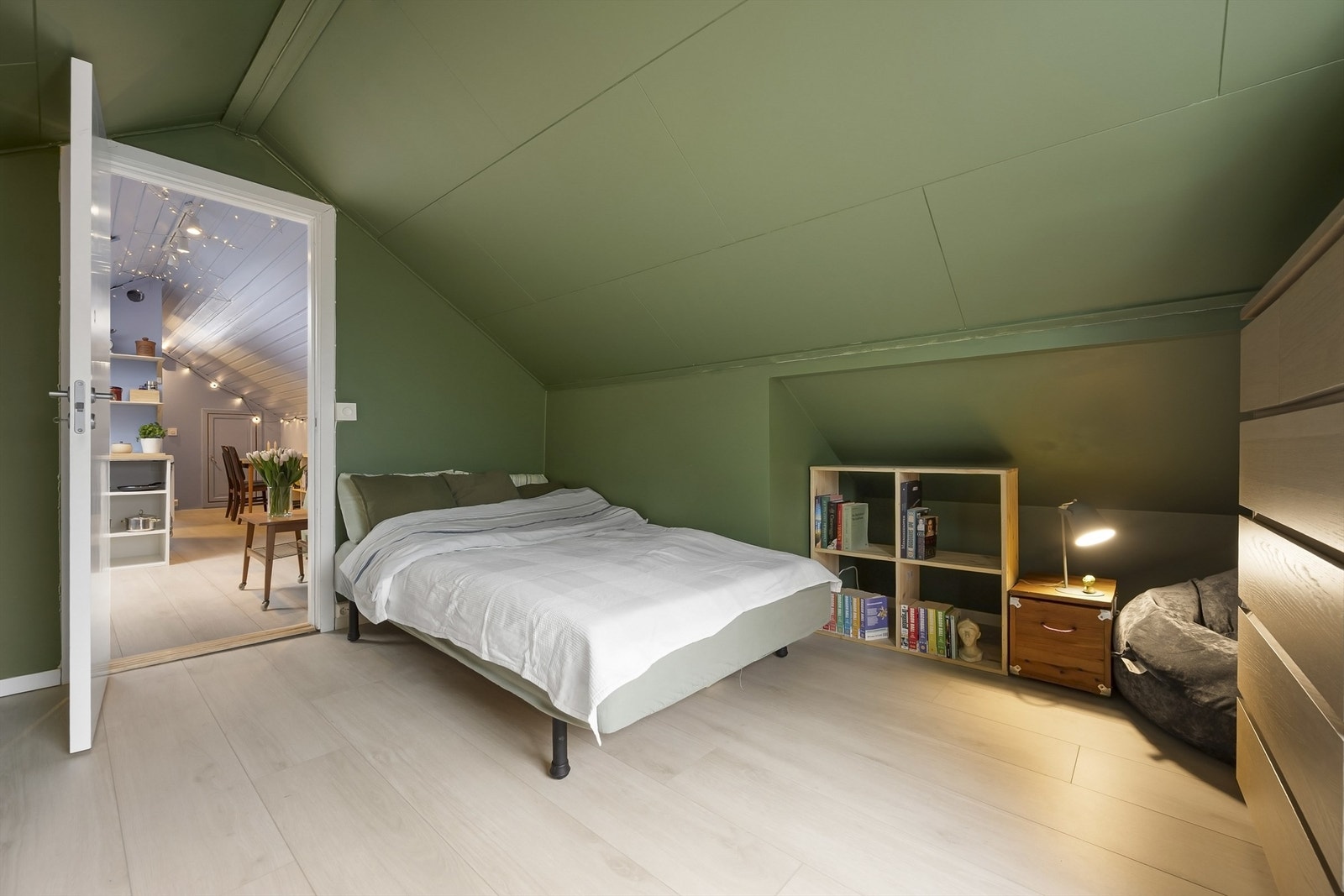 Soverommet er av god størrelse med plass til seng, nattbord og annet møblement. Galleribilde