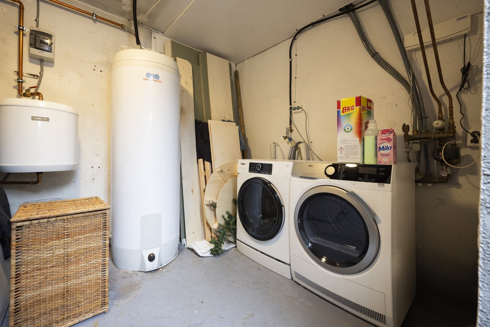 Det er også en felles vaskekjeller som begge seksjonene i huset kan benytte. Inngang til denne er fra hagedelen til seksjon 4. Galleribilde