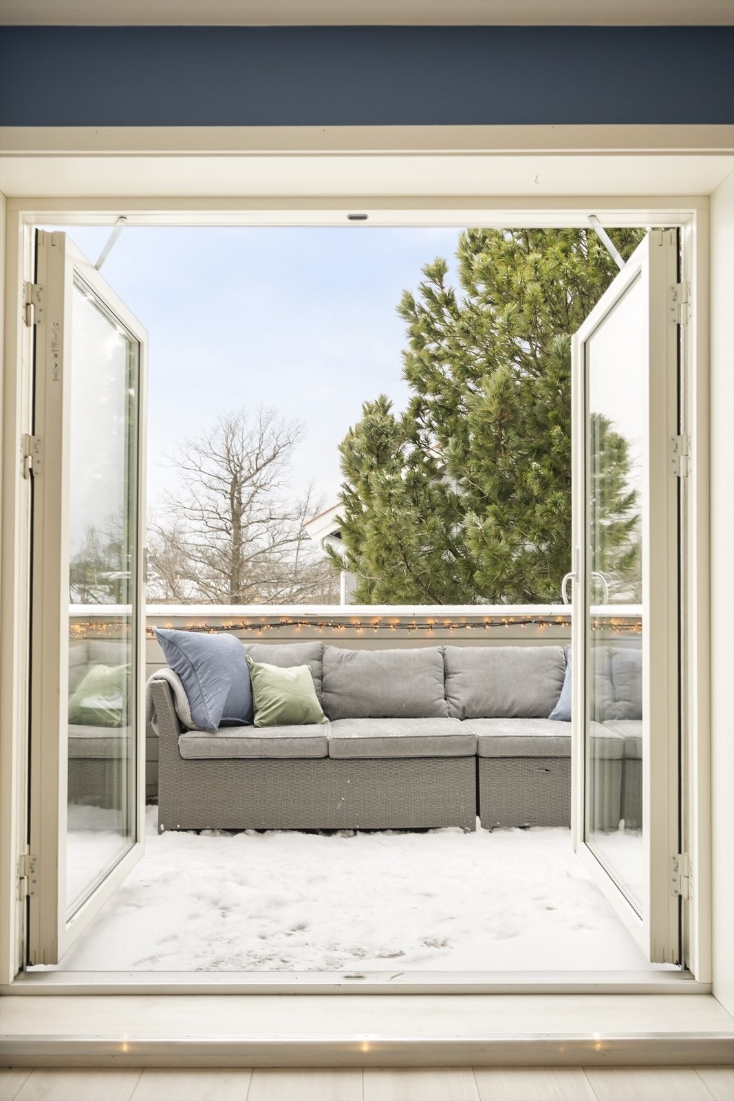 På varme sommerdager kan du åpne helt opp de doble skyvedørene, og balkongen oppleves som en naturlig forlengelse av stuen. Galleribilde