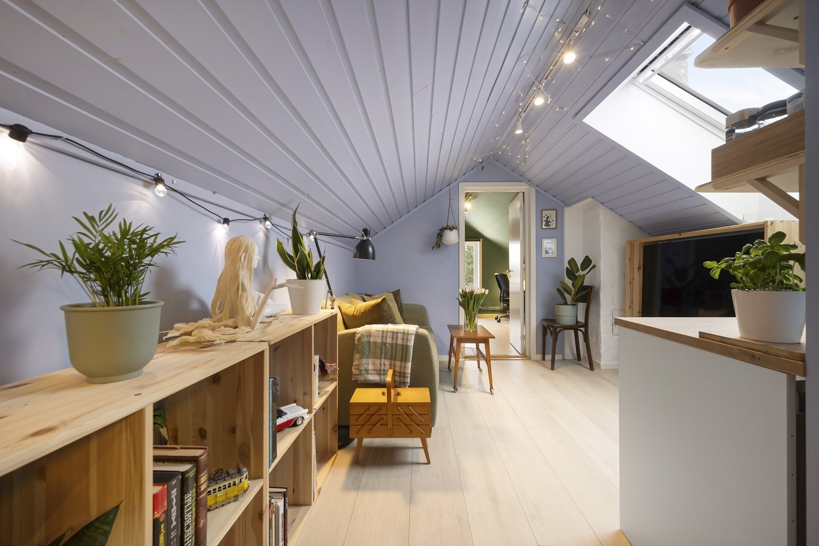 Loftstuen er av god størrelse, og kan romme det meste av møbleringsønsker. Galleribilde