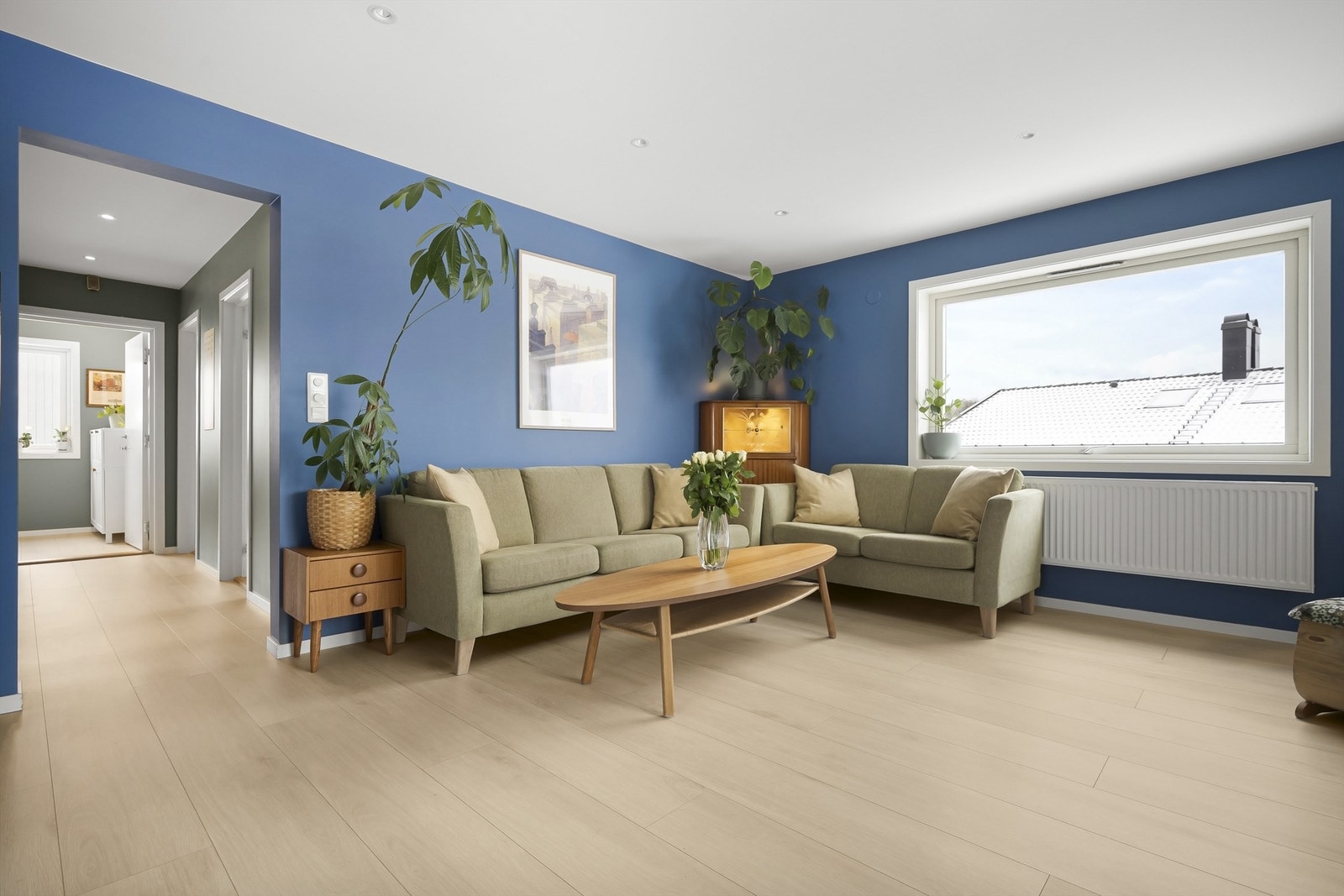 Det første som møter deg er store vindusflater som slipper inn masse naturlig lys. Galleribilde