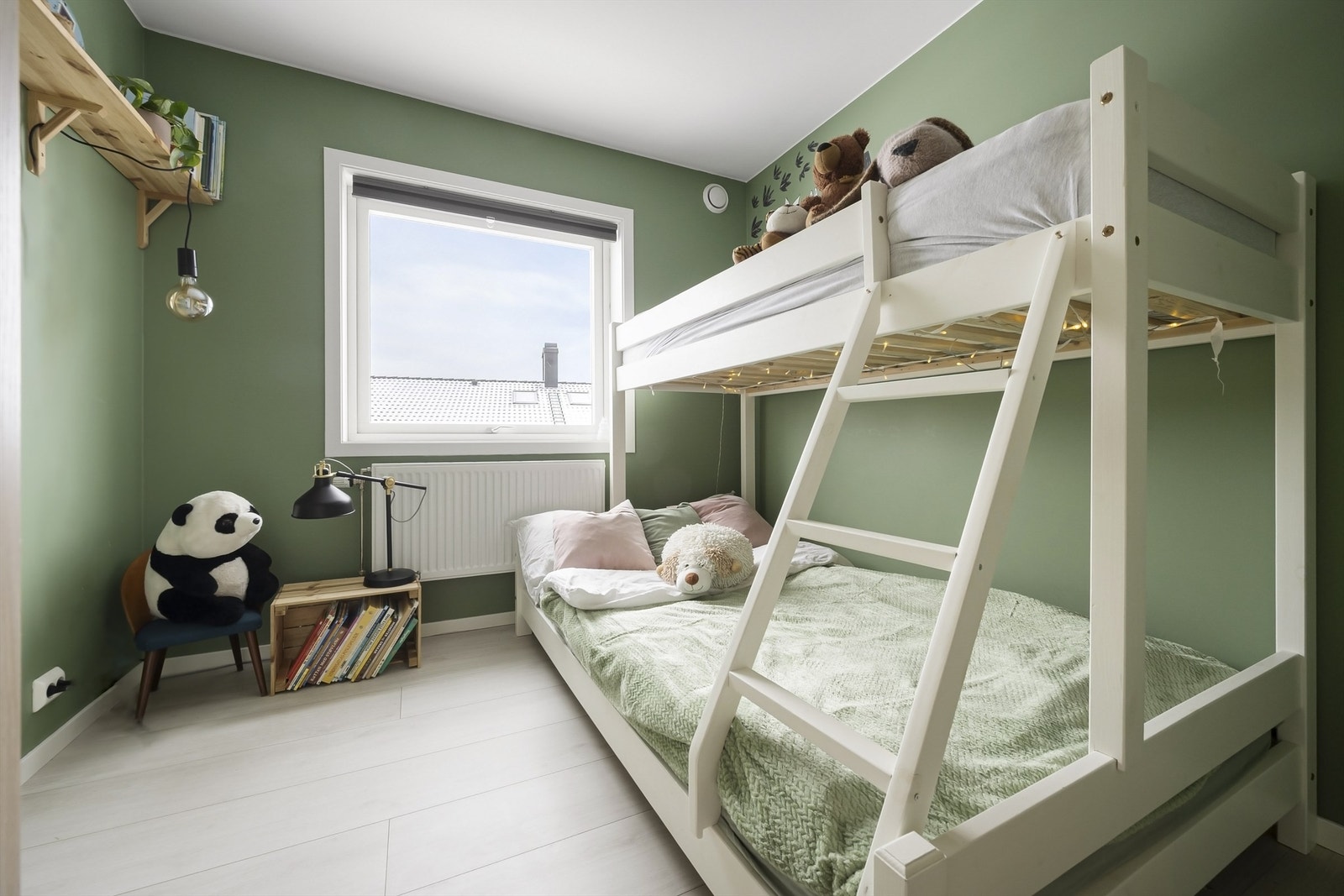 Rommene har godt med lysinnslipp fra store vindusflater. Galleribilde