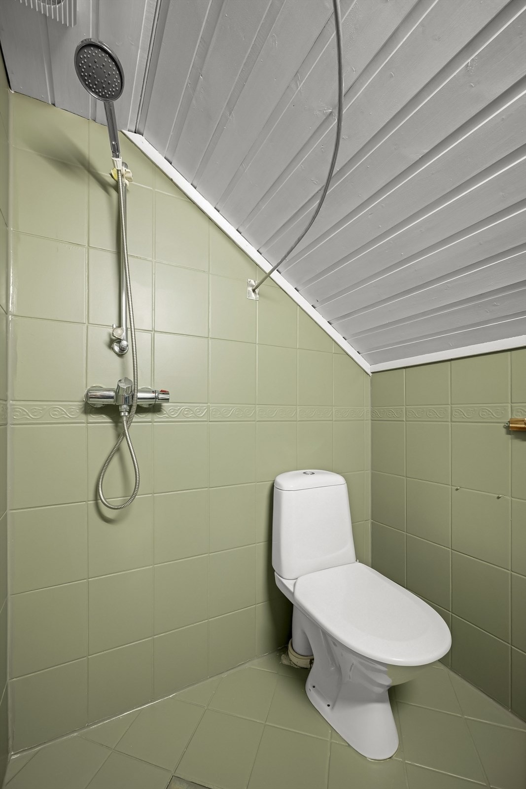 På loftet ligger boligens andre baderom fra 1995. Baderommet er flislagt på gulv og vegger med varme i gulvet. Galleribilde