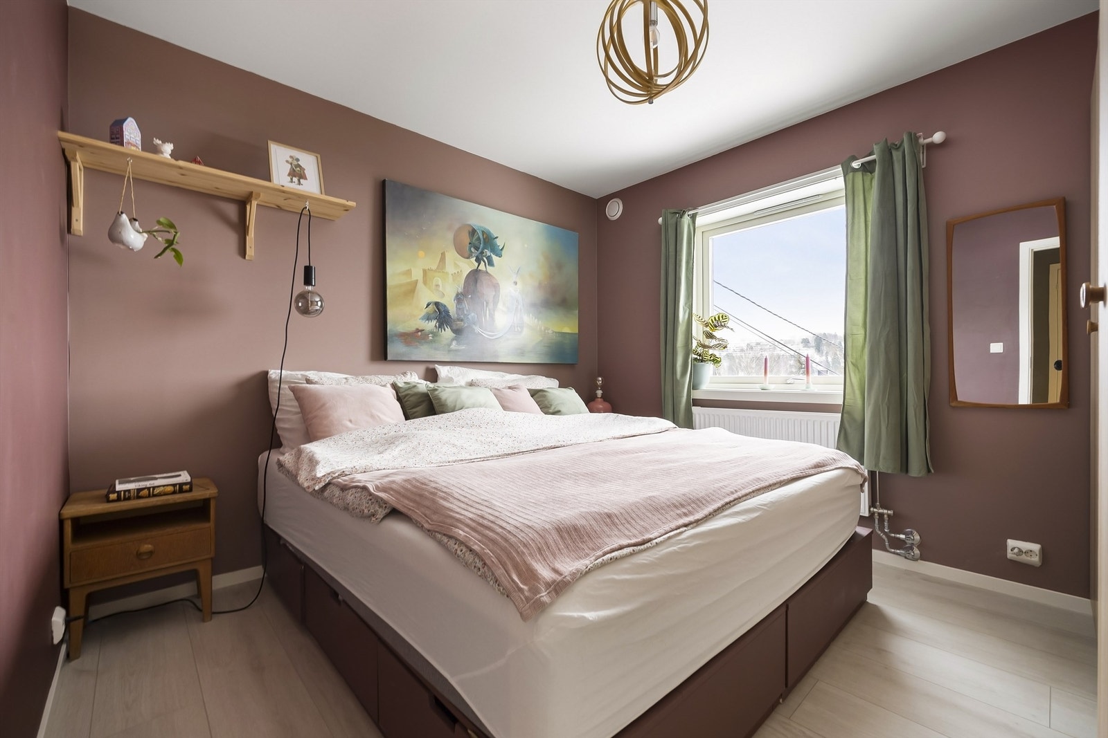 Hovedsoverommet er av god størrelse og kan enkelt innredes med dobbeltseng med tilhørende nattbord. Galleribilde