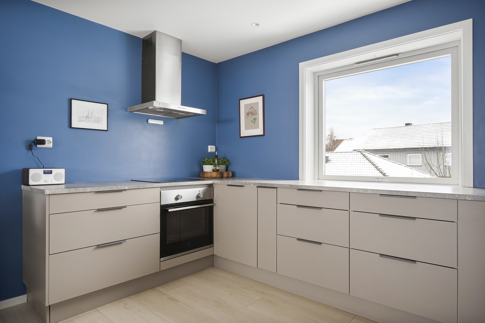 Hvitevarer er integrert i innredningen og består av stekeovn, platetopp med induksjon og oppvaskmaskin. Galleribilde