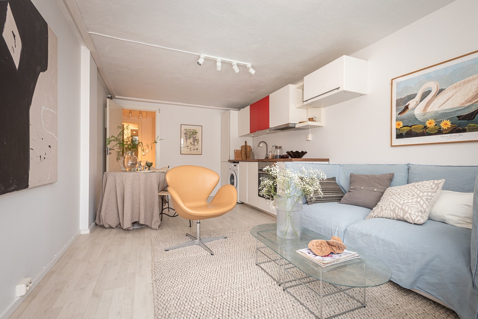 Opprinnelig byggemeldt og godkjent som kjellerstue, innredet som kjøkken og stue i dag- egen inngang fra utsiden, og dør inn til hoveddelen. Galleribilde