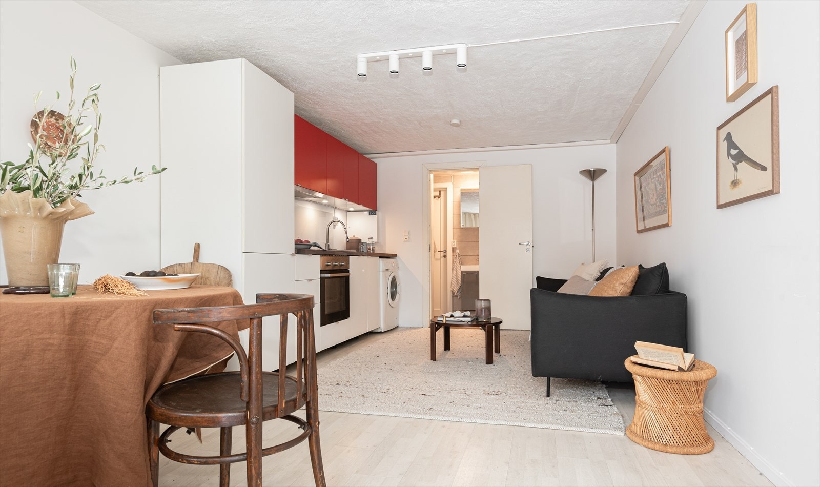 Opprinnelig byggemeldt og godkjent som garasje - innredet med kjøkken og gjennomgang til hoveddelen via baderom. Alle avvik fra byggemeldte/godkjente forhold kan medføre krav om byggesøknad, og/eller eventuelt krav om tilbakeføring, fra kommunen. Galleribilde