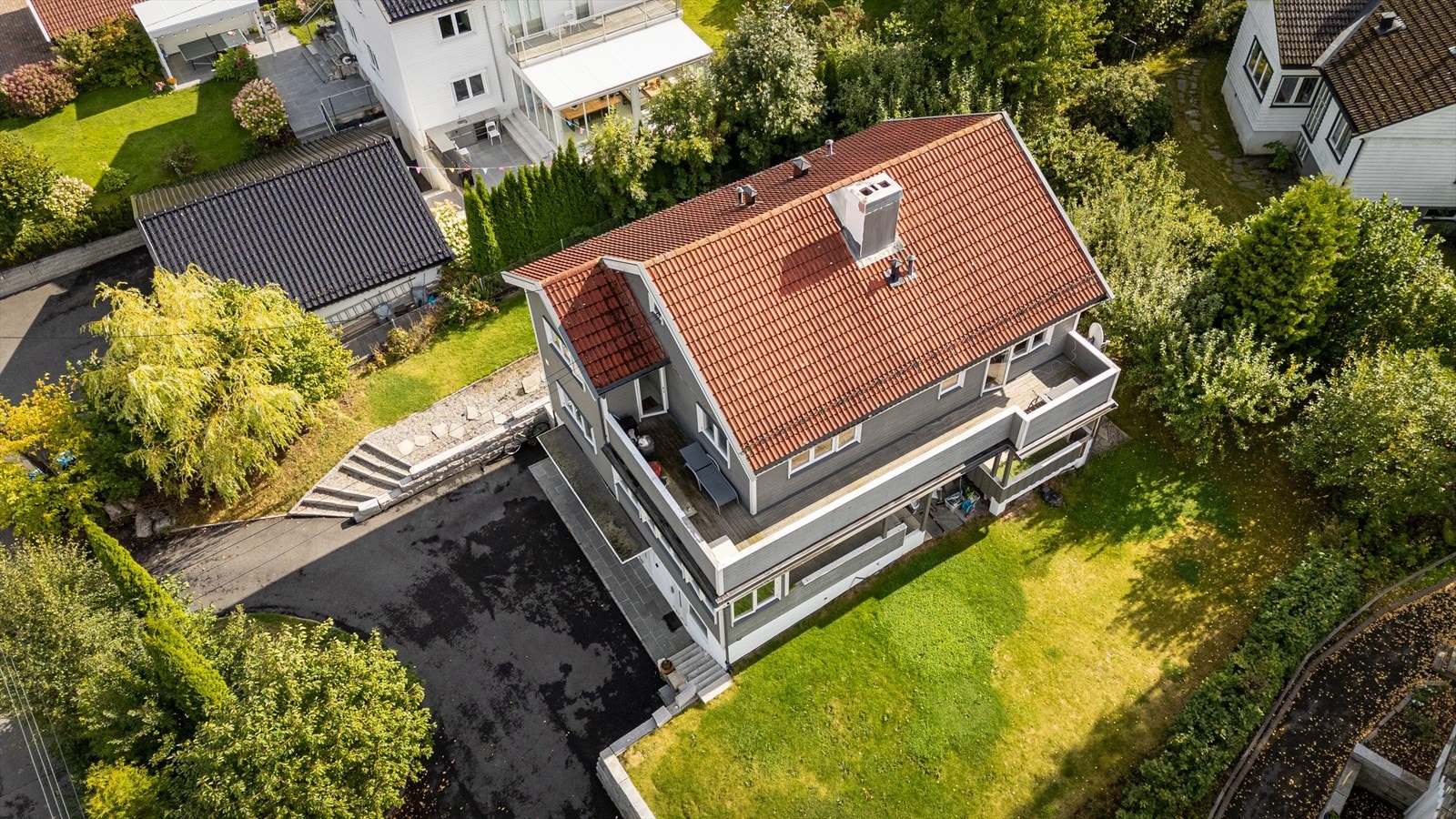 Eiet tomt på ca. 1144 m². Tomten er opparbeidet og beplantet med gress, busker og frukttrær. Asfaltert innkjøring og gårdsplass. Granitt støttemurer og trapper i terreng. Galleribilde