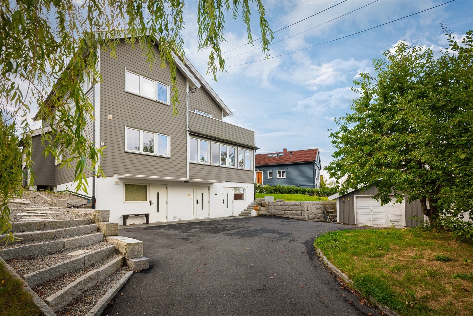 Boligen er fordelt over tre plan samt loft, og fremstår som velholdt med normal standard. Galleribilde