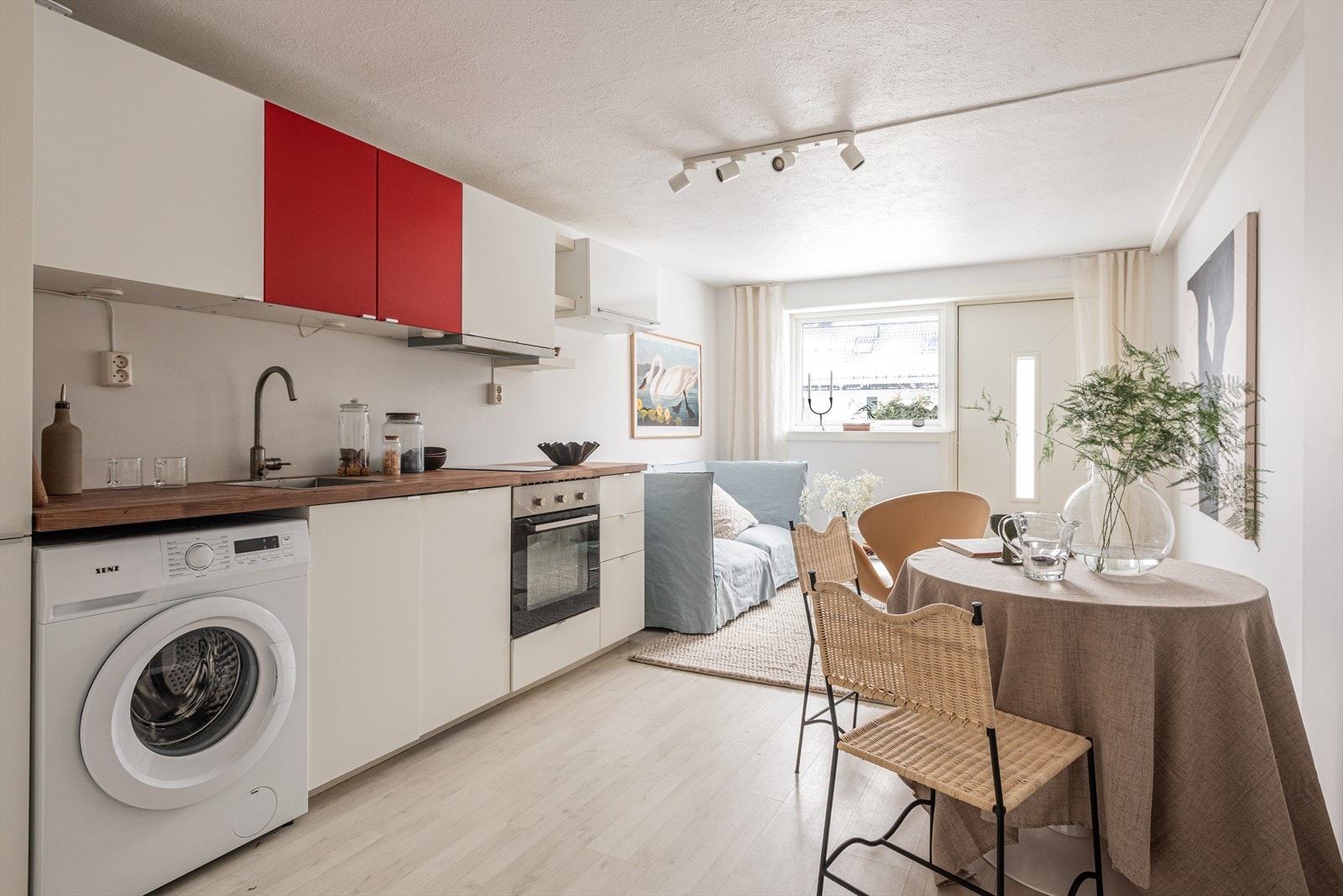 Opprinnelig byggemeldt og godkjent kjellerstue innredet som kjøkken og stue - egen inngang fra utsiden, og dør inn til hoveddelen. Galleribilde