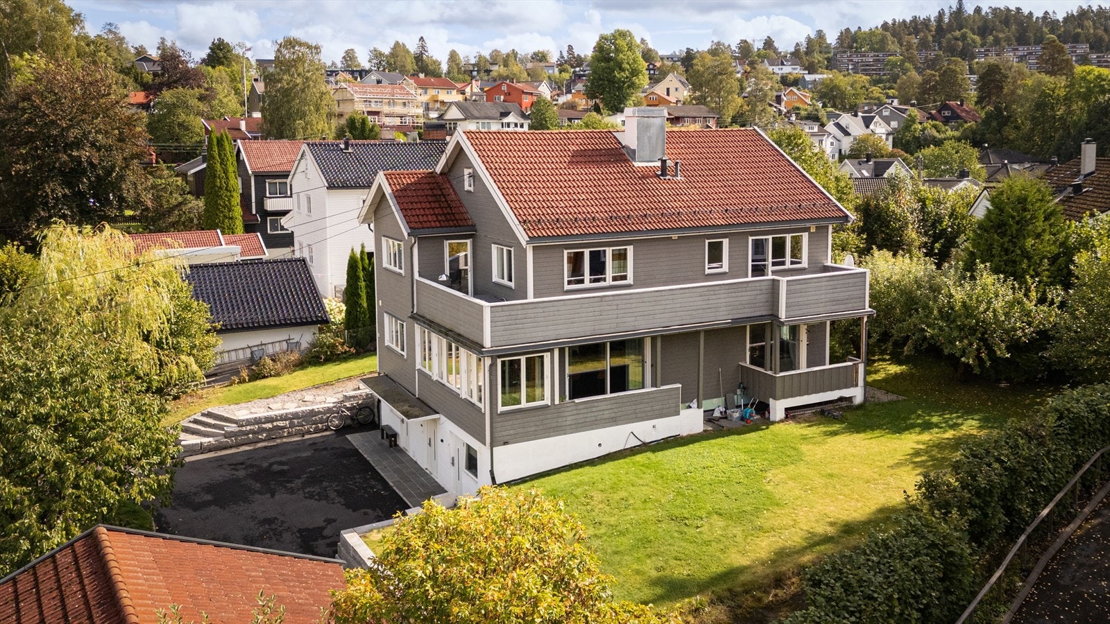 Dette er en innholdsrik, hel horisontaldelt tomannsbolig beliggende i et barnevennlig og attraktivt område på Røa. Galleribilde