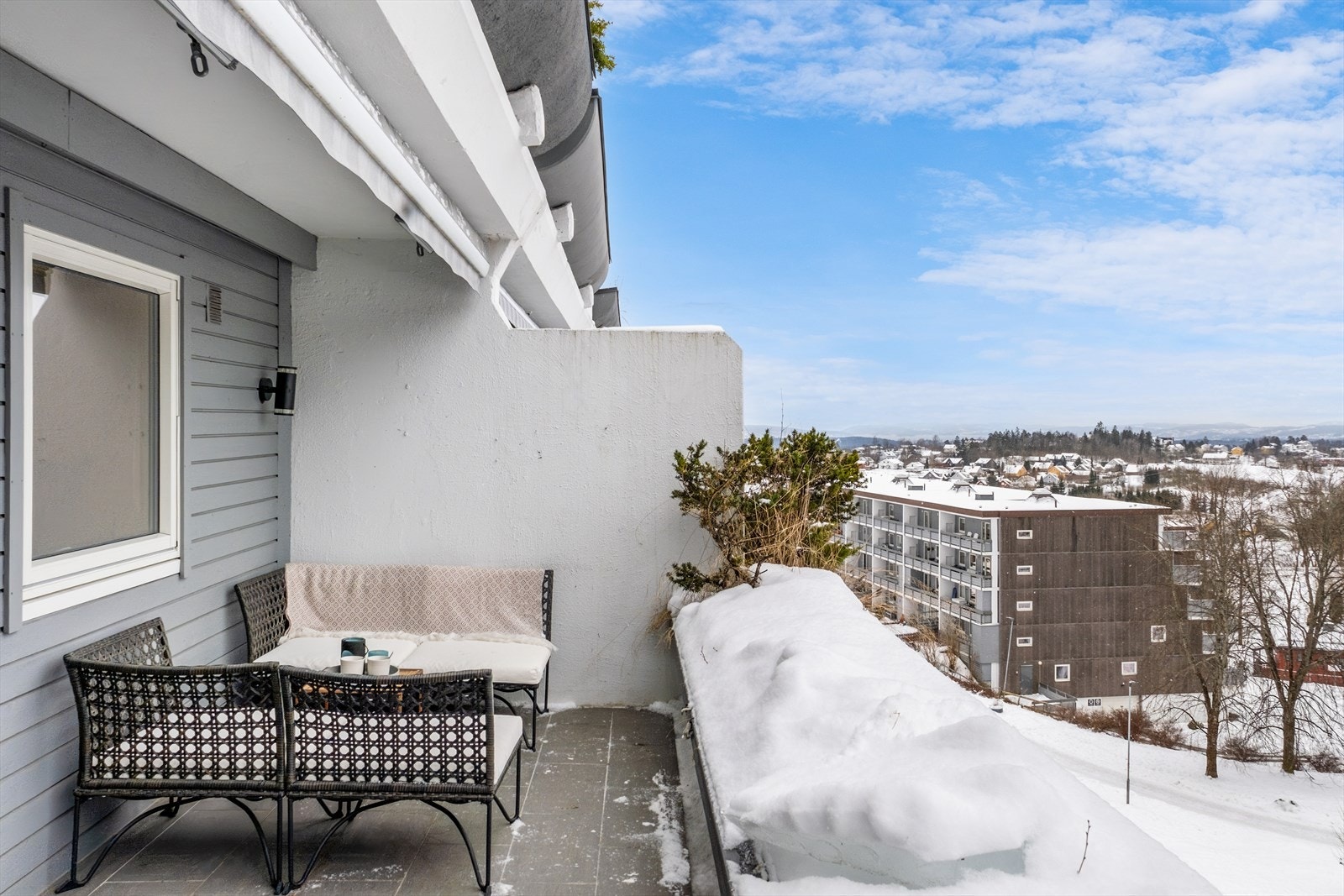 Det er det god plass til flere sittegrupper hvor du kan nyte solen og utsikten Galleribilde