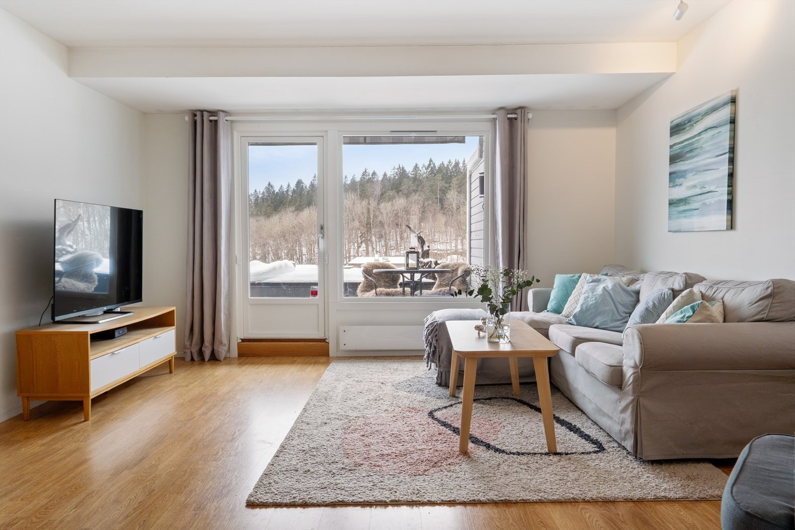 De store vindusoverflatene gir rikelig med naturlig lys Galleribilde