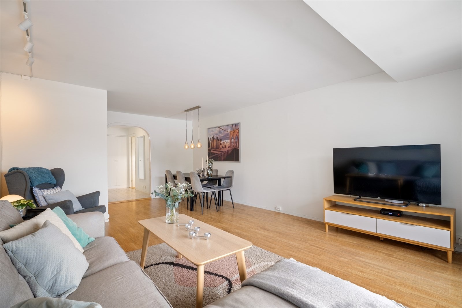 Videre kommer man til en luftig og lys stue/spisestue Galleribilde