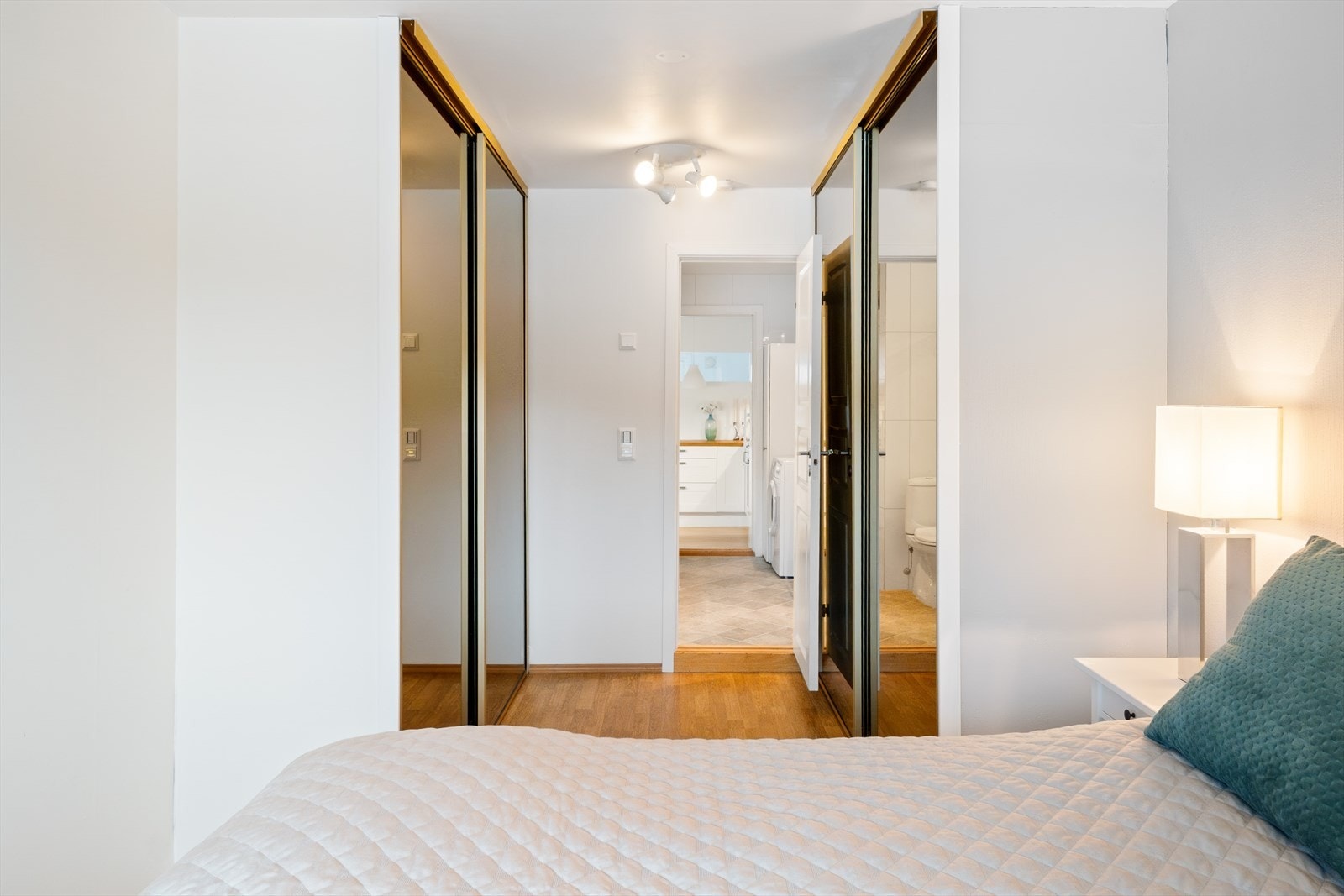 Fra badet kommer man videre til hovedsoverommet Galleribilde