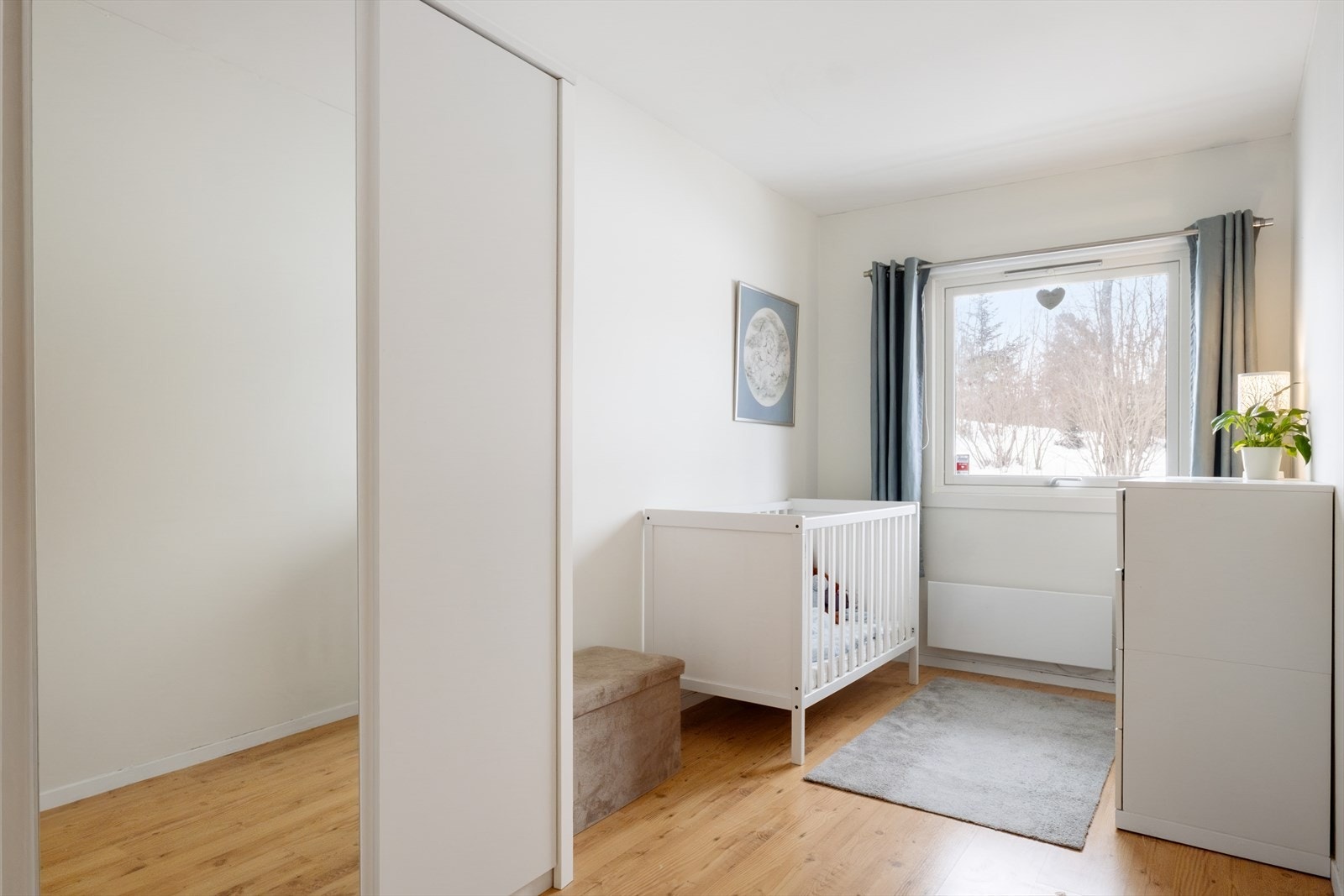 Alle soverommene har rikelig med naturlig lys gjennom store vinduer Galleribilde