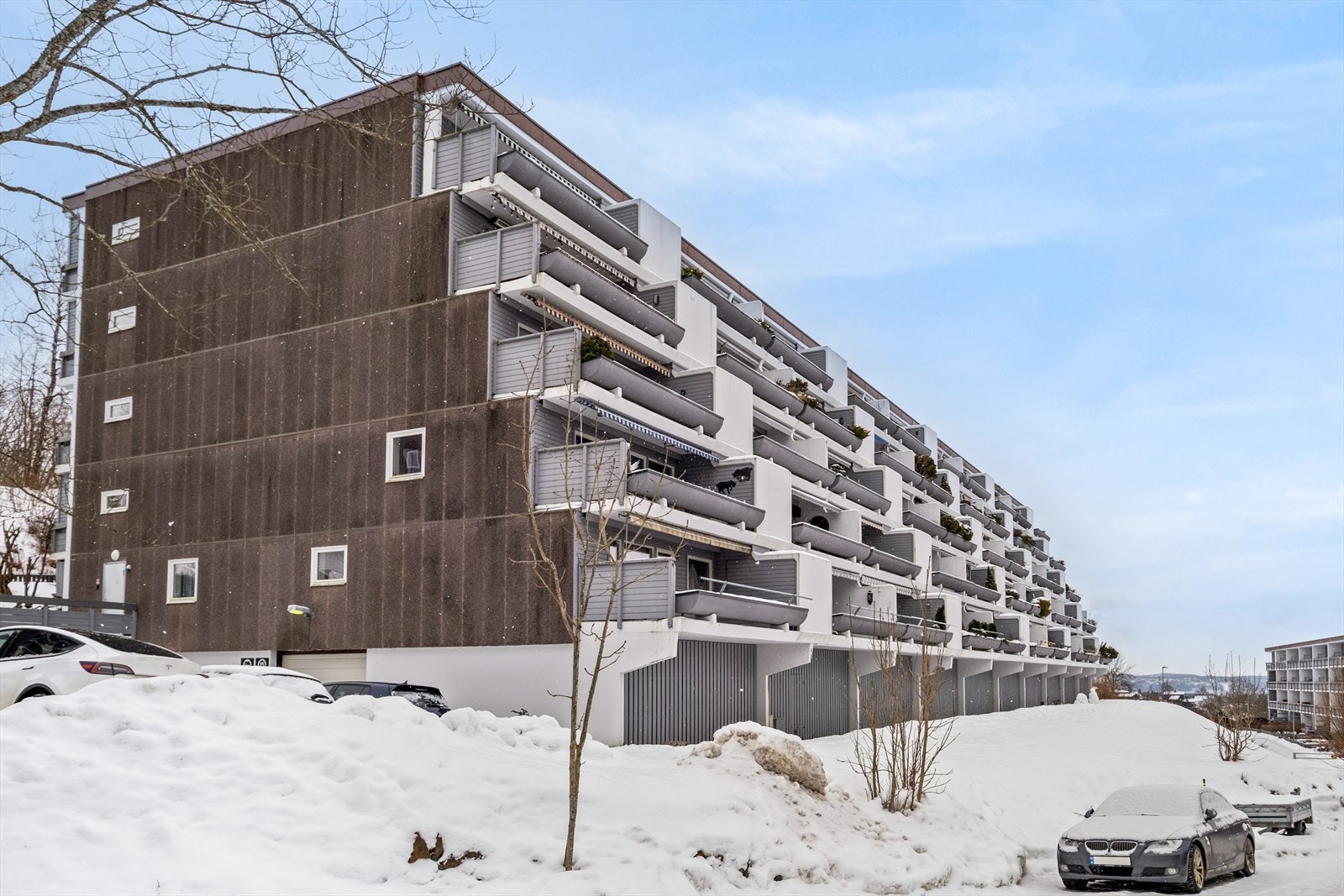 Her bor du med umiddelbar nærhet til et stort og idyllisk naturvernområde og Bærumsmarka, med utallige turmuligheter sommer som vinter Galleribilde