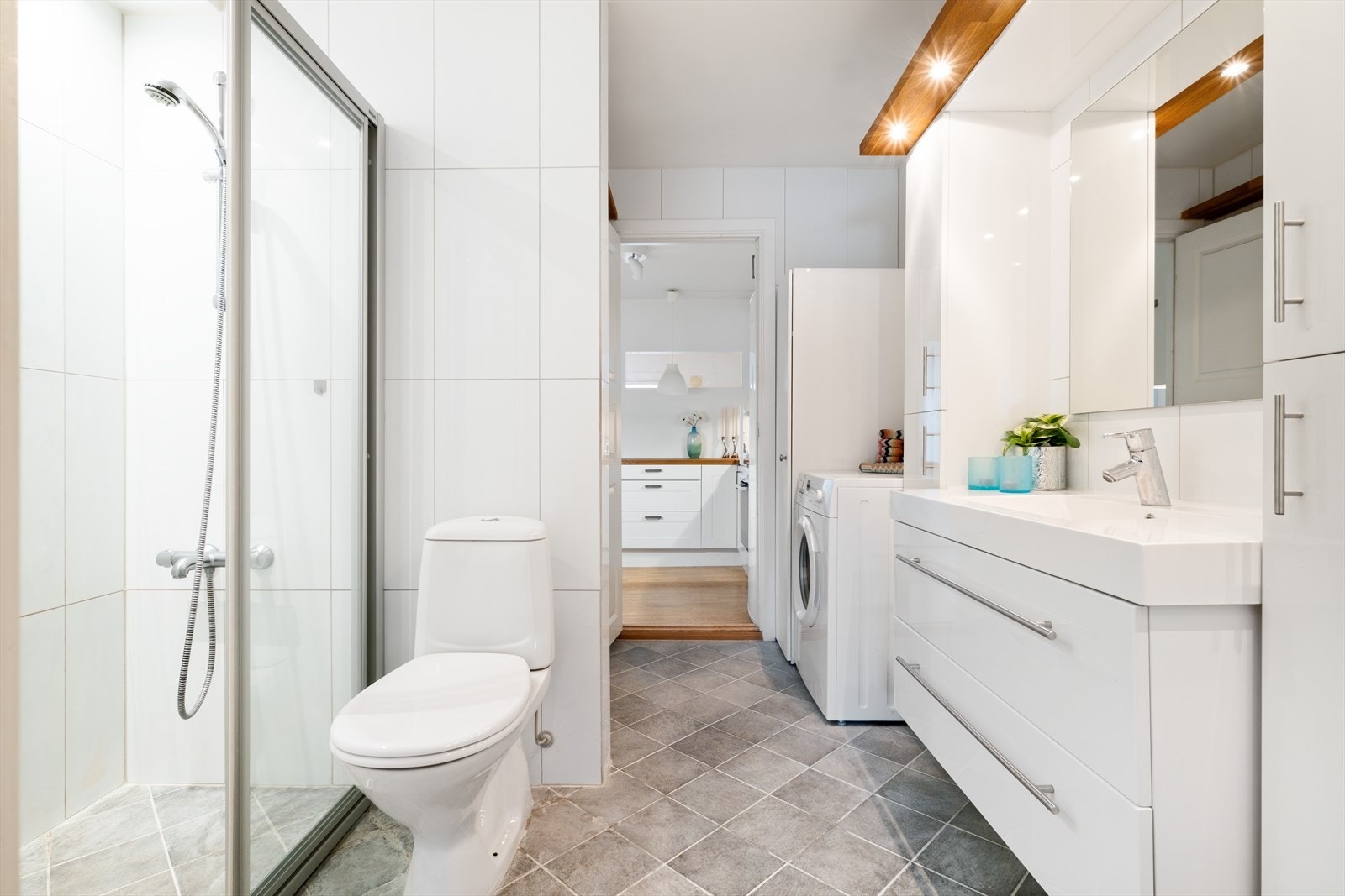 Videre kommer man til badet som har flislagt gulv og vegger samt varmekabler i gulvet Galleribilde