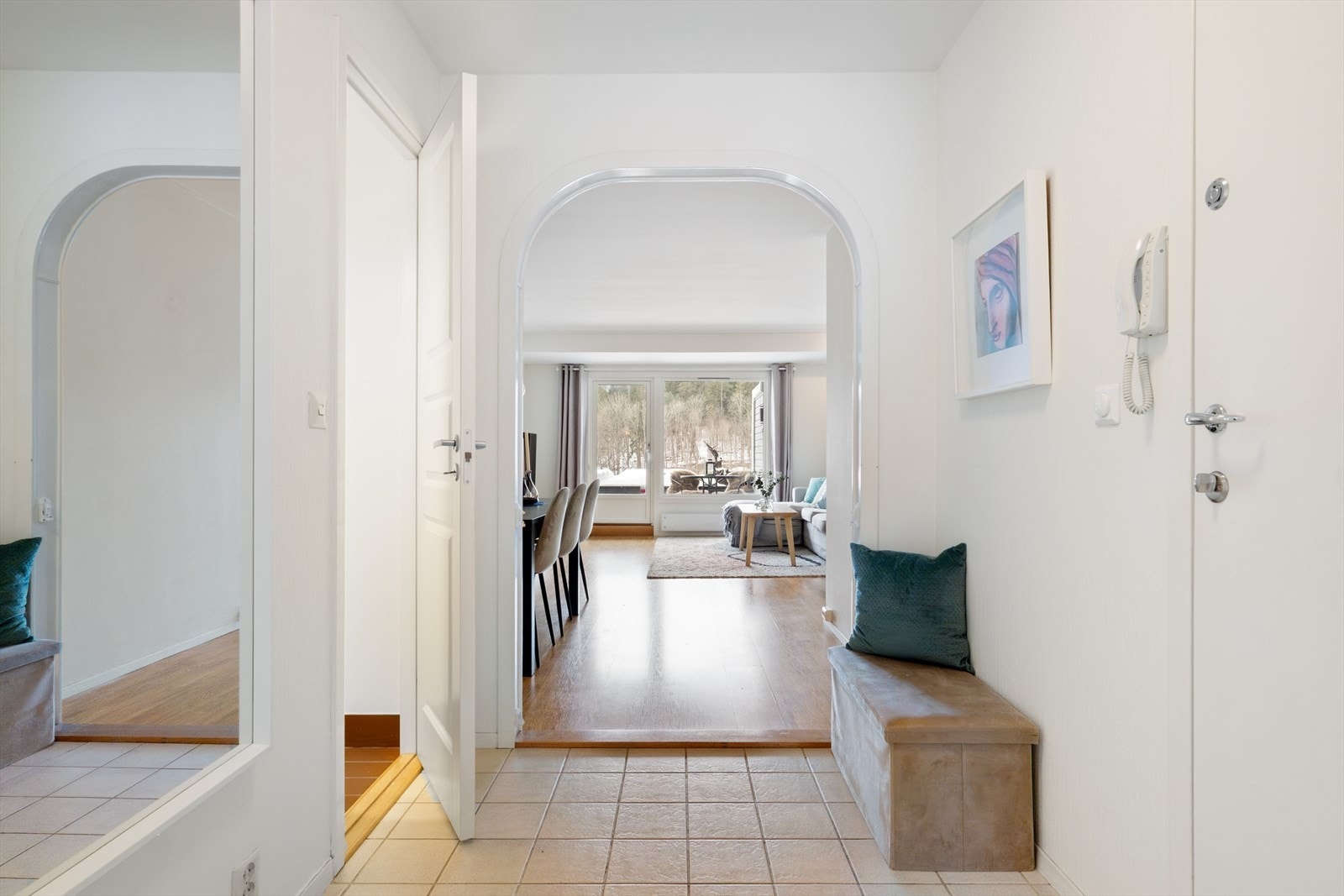 Leiligheten er gjennomgående som gir et pent lys igjennom boligen Galleribilde