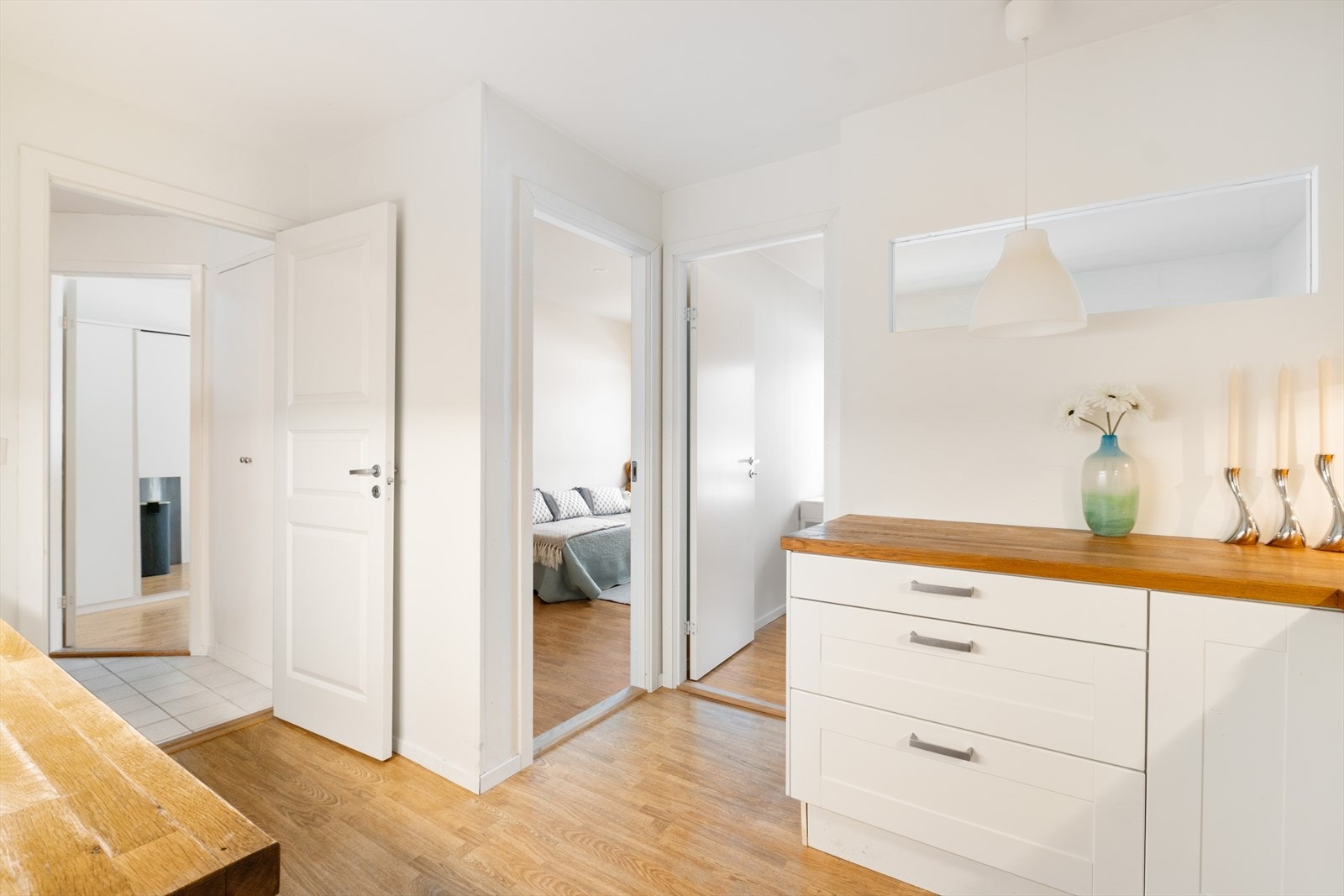 Kjøkkenet funger som er knute punkt og selger har laget et ekstra rom der man evt. kan ha spisestue Galleribilde