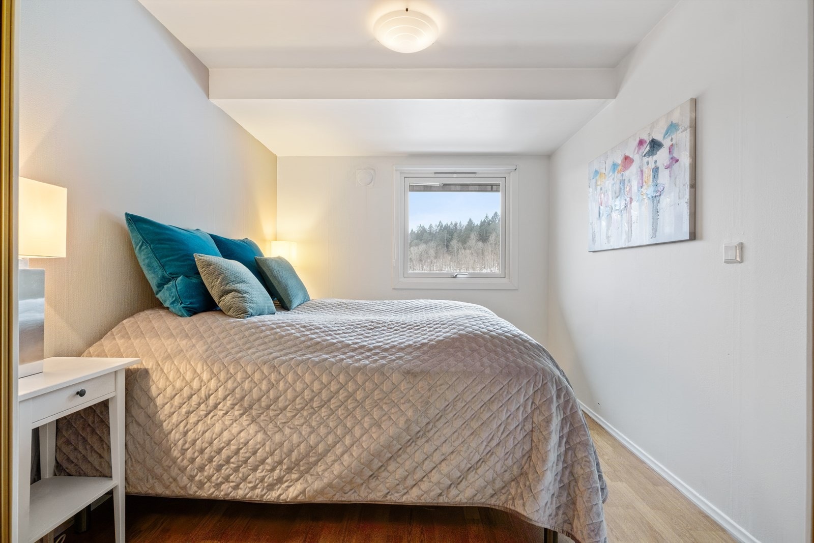 Det er av god størrelse og har god plass til dobbeltseng, nattbord og garderobe Galleribilde