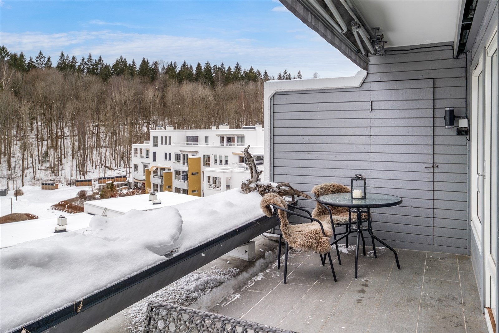 Fra stuen er det adkomst til en lekker terrasse på hele 13 kvm Galleribilde