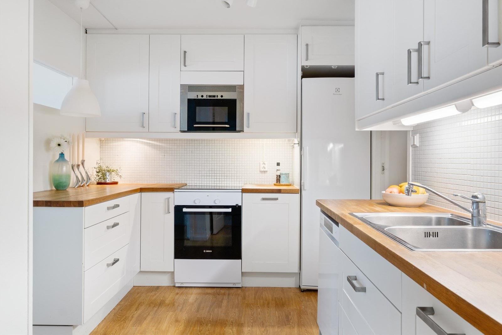 Kjøkkenet har adkomst fra entreen og har rikelig med benk- og skapplass Galleribilde