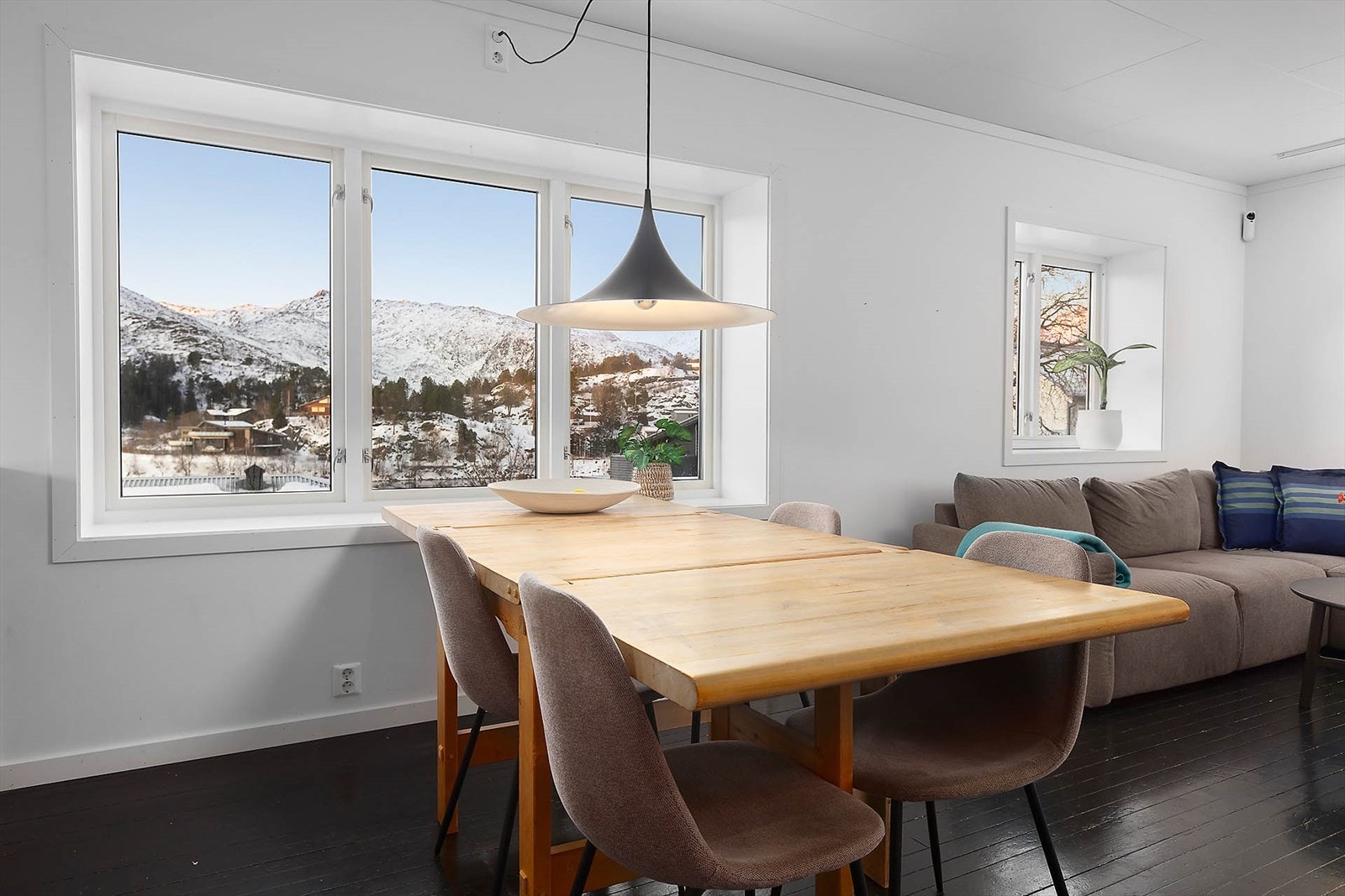 Store vindusflater gir en god romfølelse Galleribilde