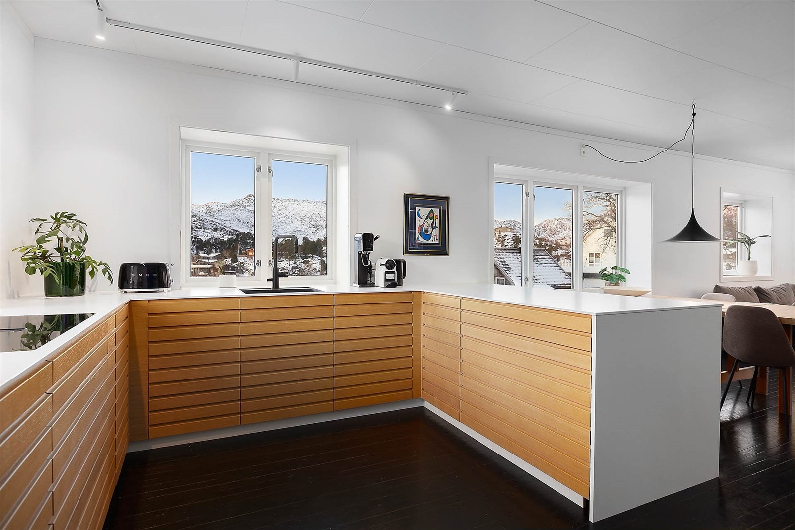 Sosialt kjøkken hvor man kan kommunisere med gjester mens man lager mat Galleribilde