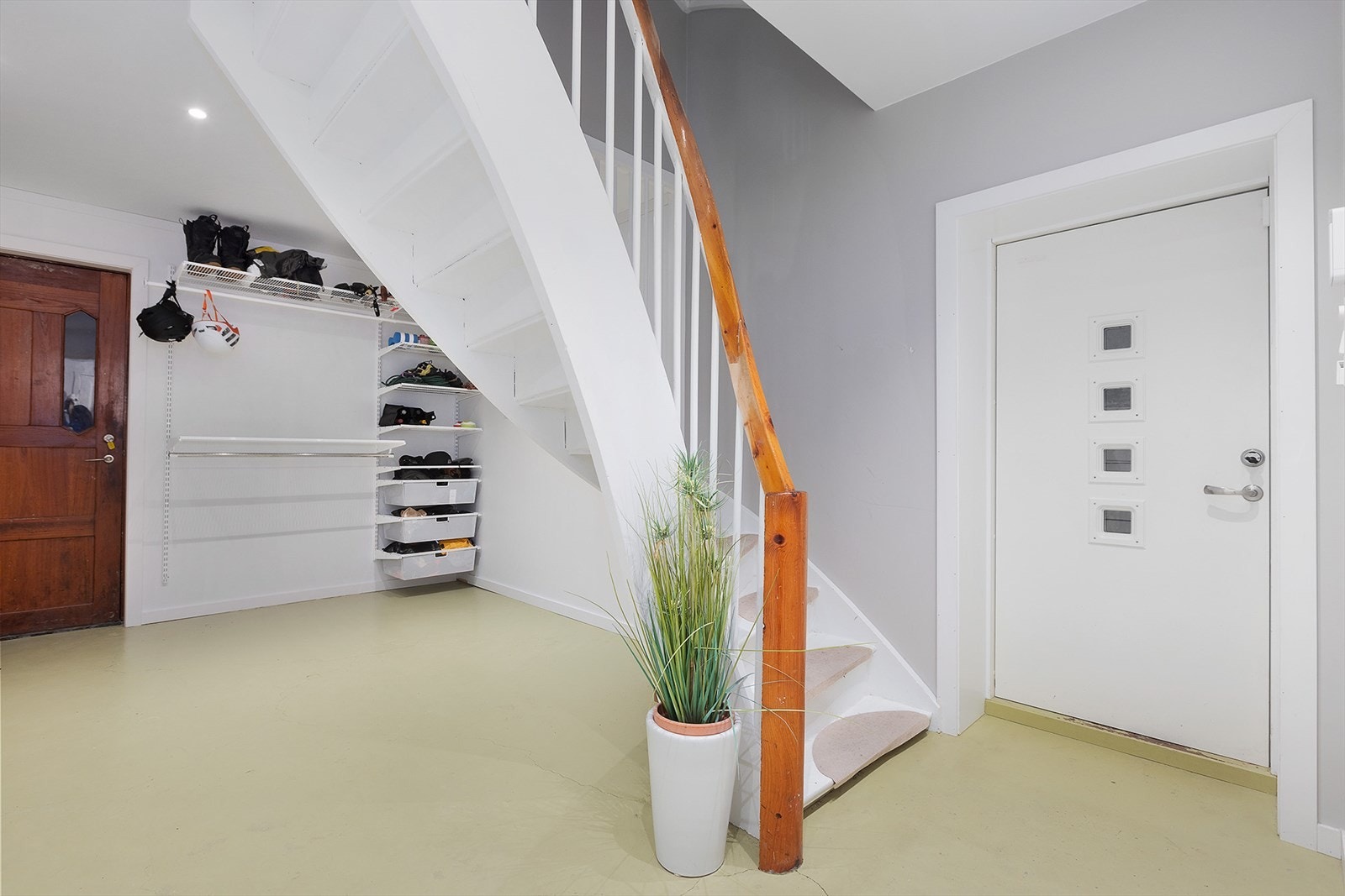Trapp fra stort inngangsparti i 1.etg. Galleribilde