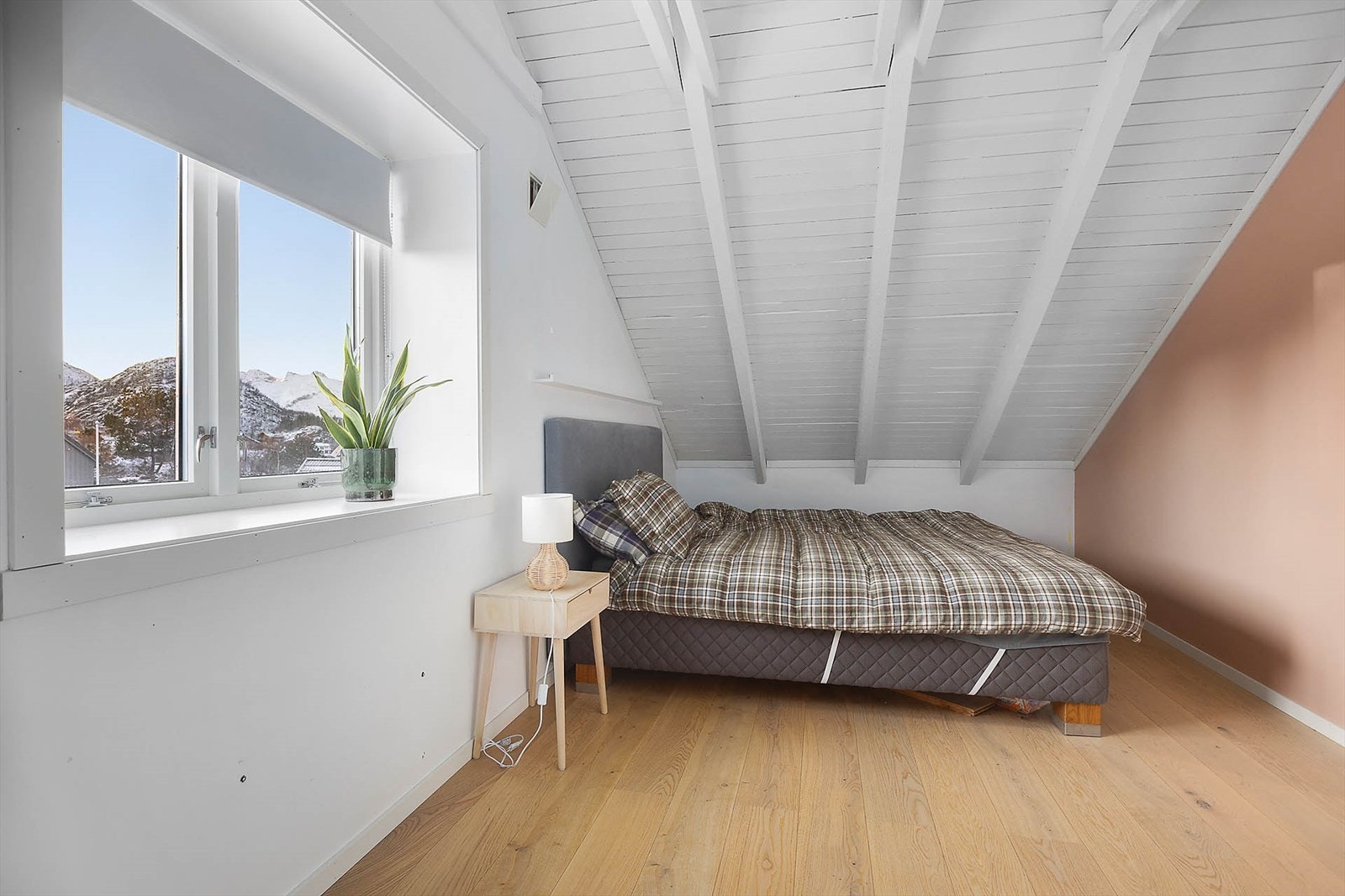 Stort soverom i loftsetasjen hvor man kan innrede et walk in closet Galleribilde