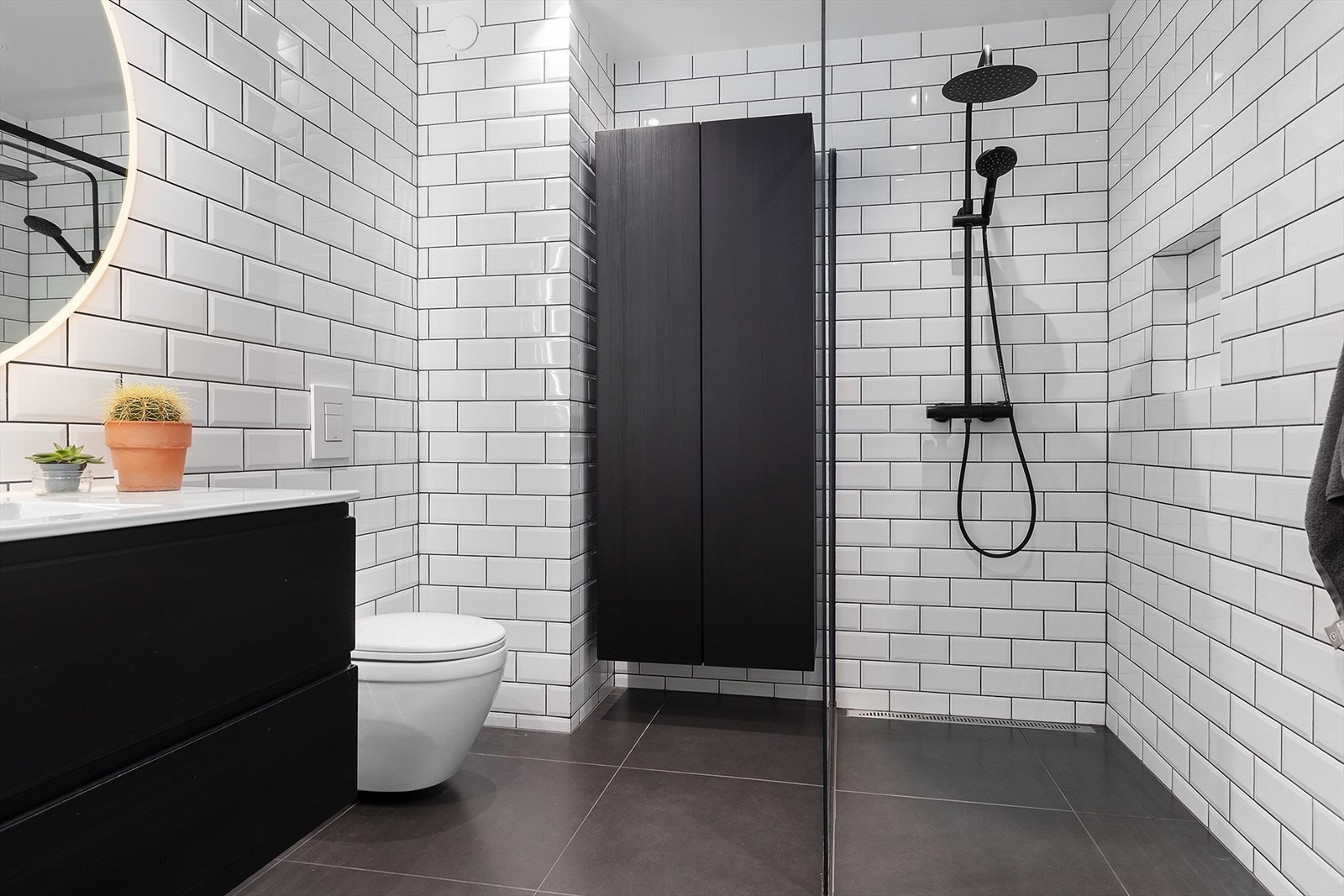 Pen dusjnisje med glasskille - God skap- og skuffeplass Galleribilde