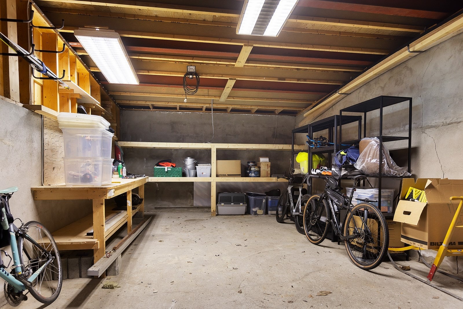 God plass i garasjen Galleribilde